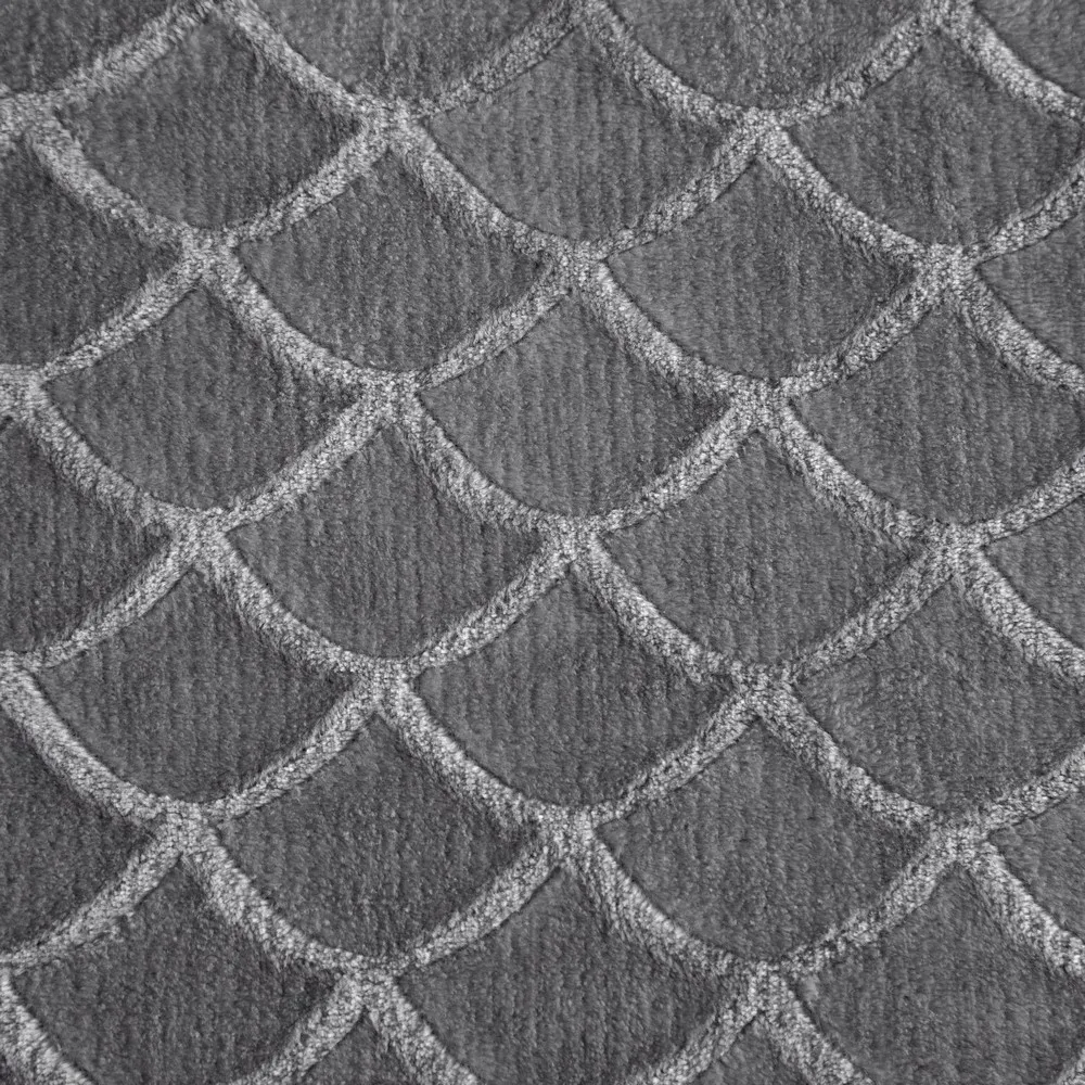 Koc narzuta na fotel 70x160 z mikrofibry grafitowy Mery zdobiony modnym wzorem rybich łusek Eurofirany