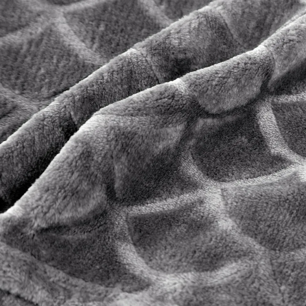 Koc narzuta na fotel 70x160 z mikrofibry grafitowy Mery zdobiony modnym wzorem rybich łusek Eurofirany