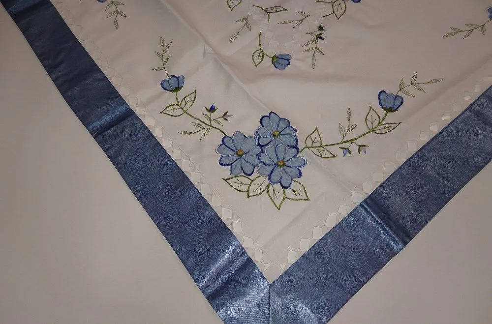 Obrus haftowany 85x85 biały żakardowy niebieskie kwiaty niebieska listwa ozdobna niska cena