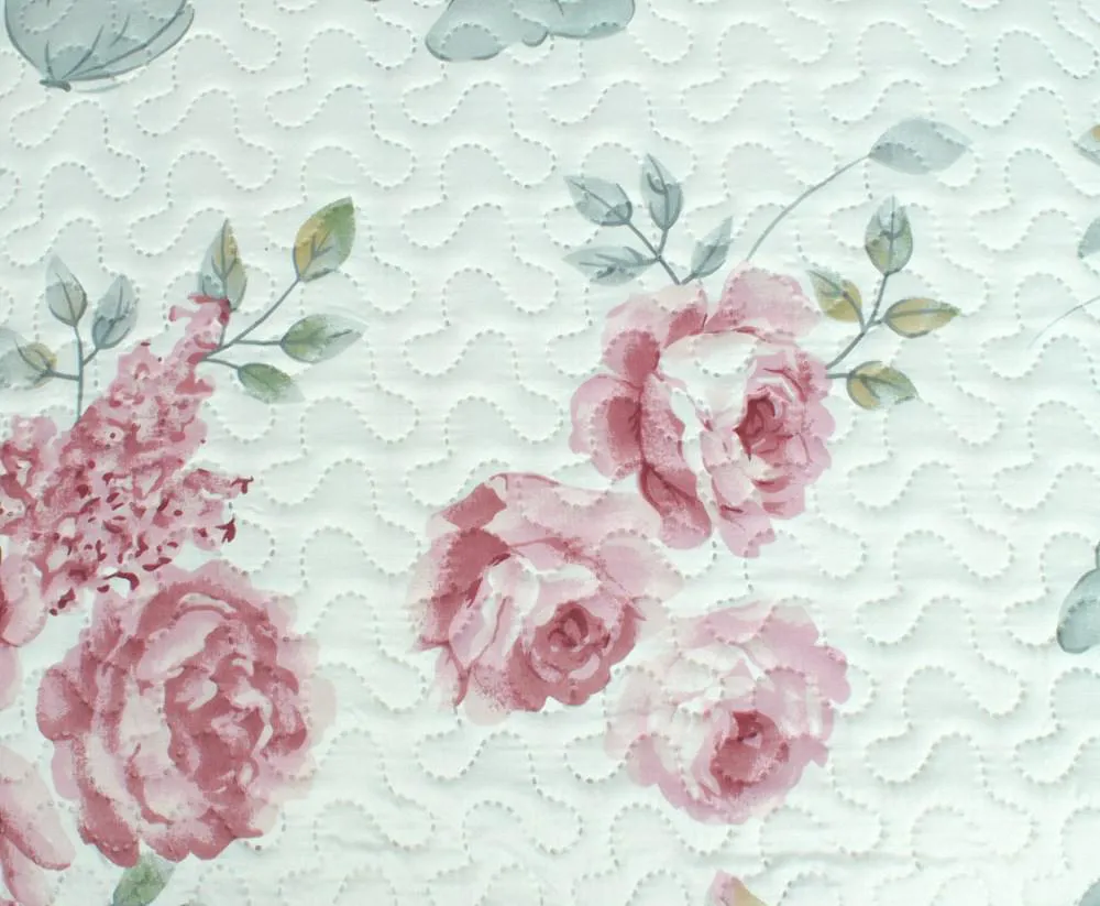 Narzuta dekoracyjna 240x260 biała w kwiaty różowe pikowana Calmia