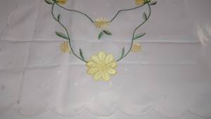 Obrus haftowany OR 50x100 biały w kropki żółte kwiaty ES1180/1 niska cena