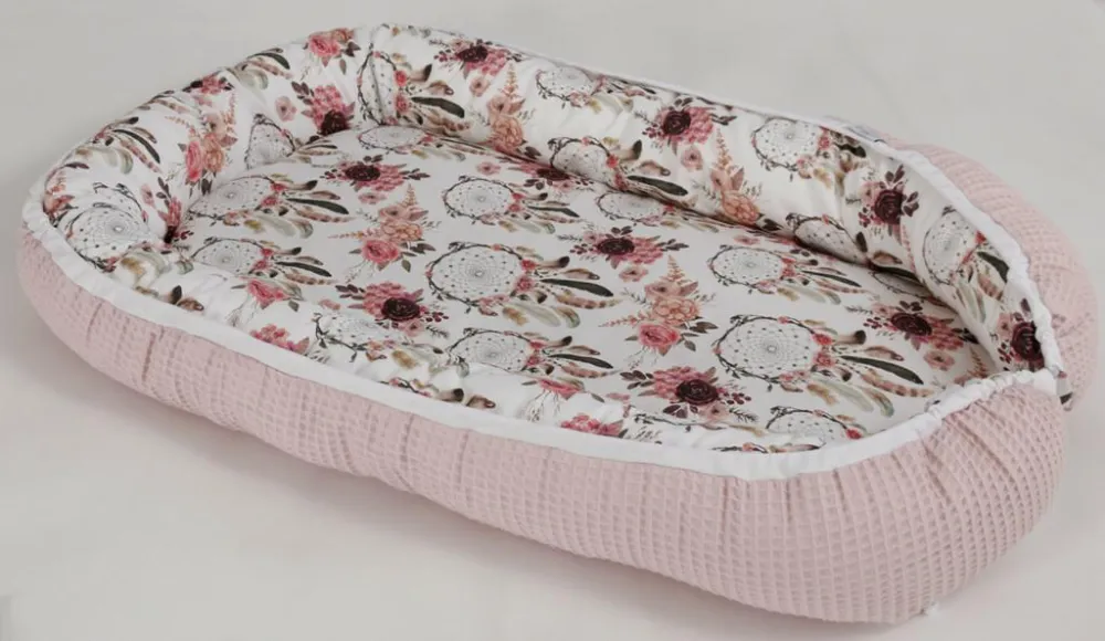 Gniazdko niemowlęce Prestige kokon 55x80 łapacz snów różowe otulacz dwustronny materacyk pozycjonujący