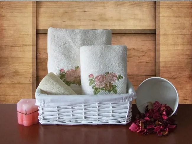 Komplet ręczników w pudełku 2 szt Romance T4015/B ekrii róże 50x90,70x140