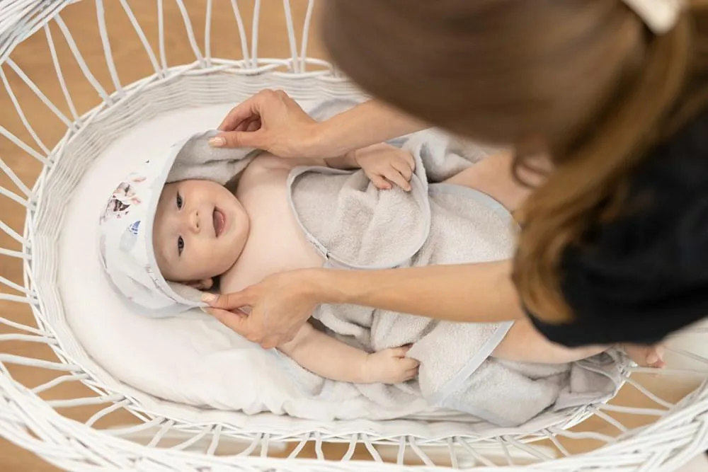 Kąpielowe okrycie niemowlęce 100x100 szare jasne łapacze snów ręcznik z kapturkiem Maxi Print