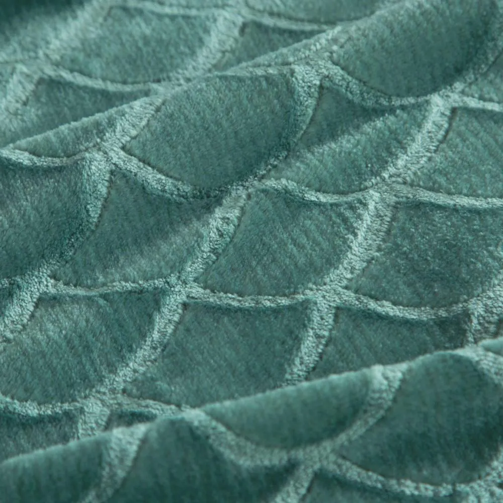 Koc narzuta na fotel 70x160 z mikrofibry turkusowy Mery zdobiony modnym wzorem rybich łusek Eurofirany