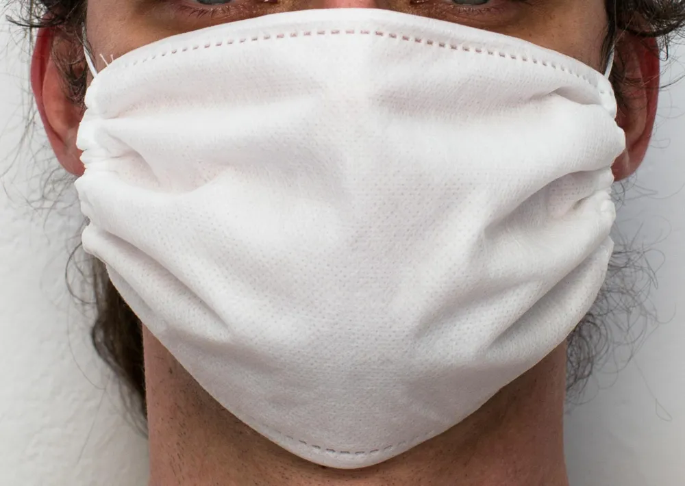 Maseczka maska ochronna na twarz biała z czterech warstw materiału Spunbond na gumki Produkt Polski