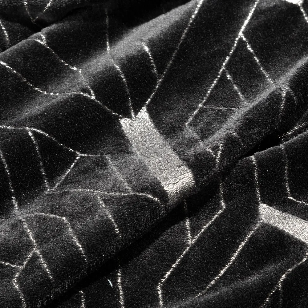Koc narzuta z mikrofibry 150x200 Ginko 4 czarny zdobiony srebrnym wzorem geometrycznym Eurofirany