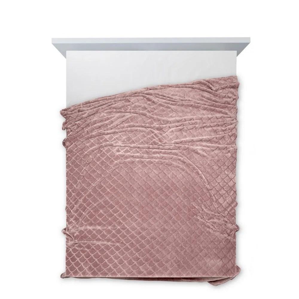 Koc narzuta na fotel 70x160 z mikrofibry różowy Mery zdobiony modnym wzorem rybich łusek Eurofirany