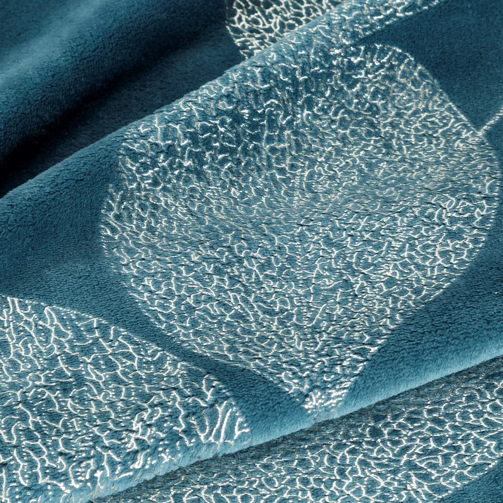Koc narzuta z mikrofibry 150x200 Ginko 2 niebieski z błyszczącym nadrukiem liści Eurofirany