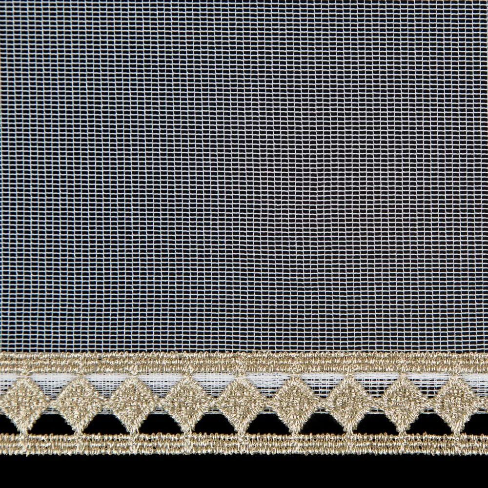 Firana 300x150 Cassie biała gotowa na przelotkach z gładkiej matowej mikrosiateczki z ozdobną złotą koronką
