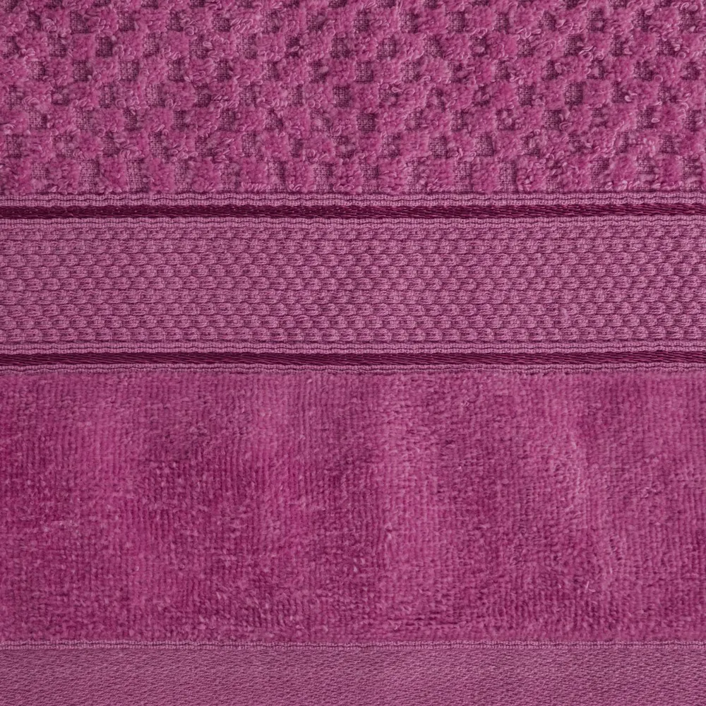 Ręcznik Jessi 30x50 amarantowy 500g/m2 z fakturą wytłaczanej krateczki i welurową bordiurą frotte Eurofirany