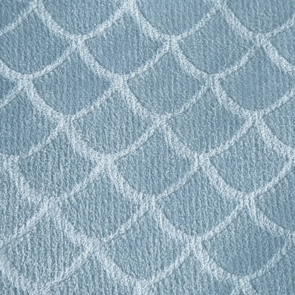 Koc narzuta na fotel 70x160 z mikrofibry niebieski Mery zdobiony modnym wzorem rybich łusek Eurofirany