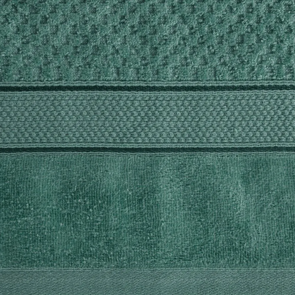 Ręcznik Jessi 50x90 zielony ciemny frotte 500g/m2 z fakturą wytłaczanej krateczki i welurową bordiurą Eurofirany