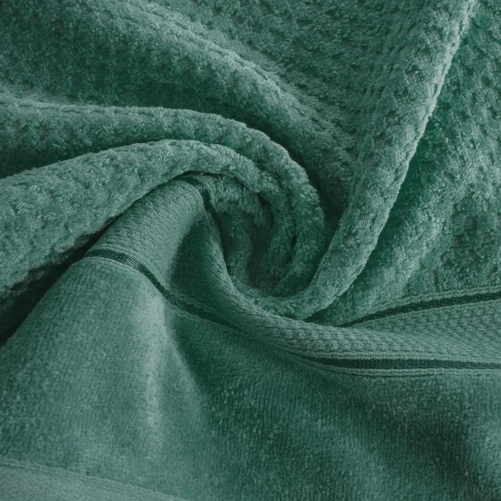 Ręcznik Jessi 50x90 zielony ciemny frotte 500g/m2 z fakturą wytłaczanej krateczki i welurową bordiurą Eurofirany
