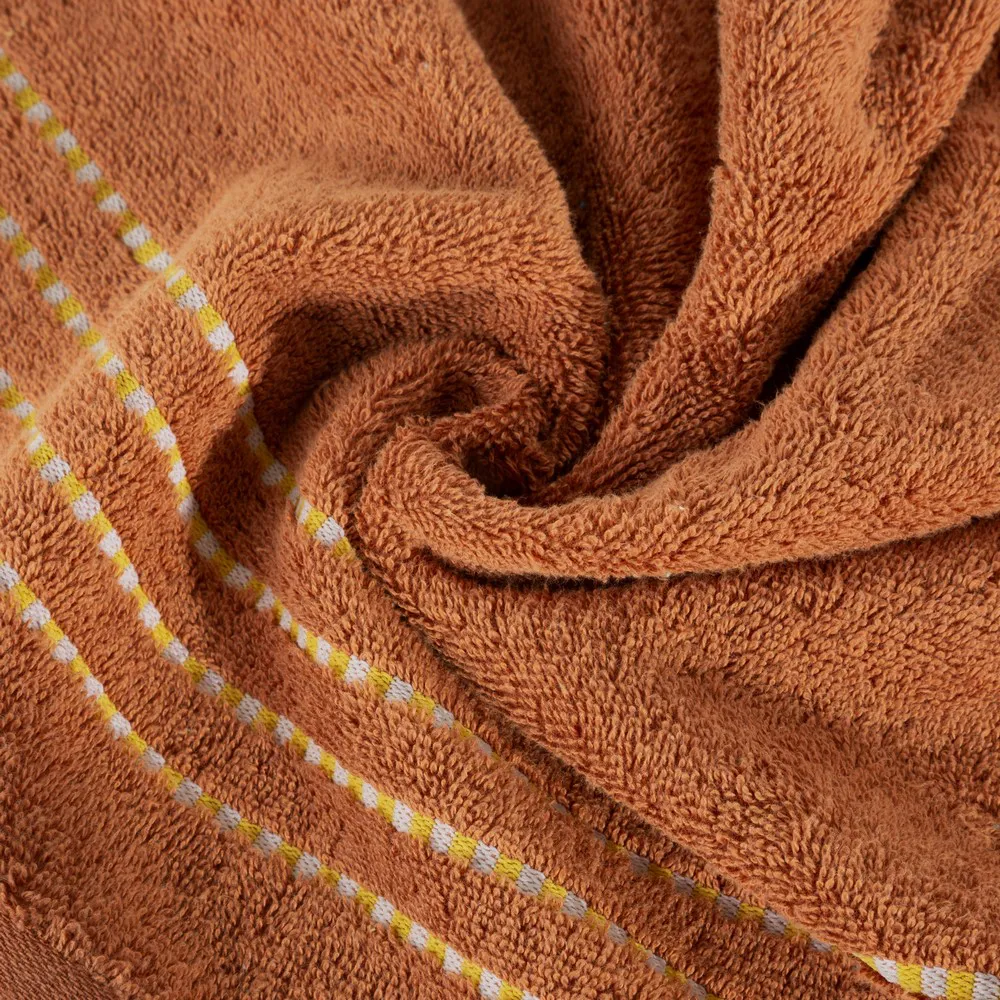 Ręcznik 50x90 Fiore ceglasty 500g/m2 frotte Eurofirany ozdobiony bordiurą w postaci cienkich paseczków