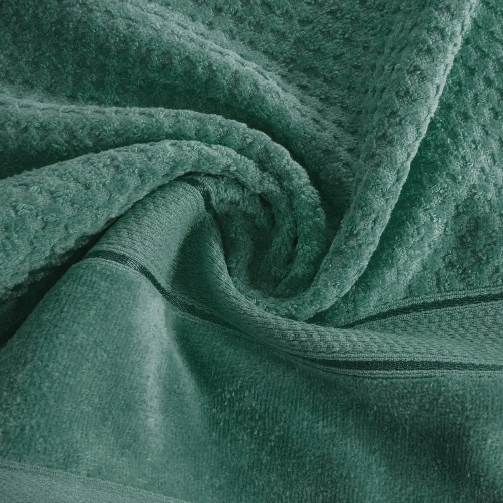 Ręcznik Jessi 30x50 zielony ciemny 500g/m2 z fakturą wytłaczanej krateczki i welurową bordiurą frotte Eurofirany