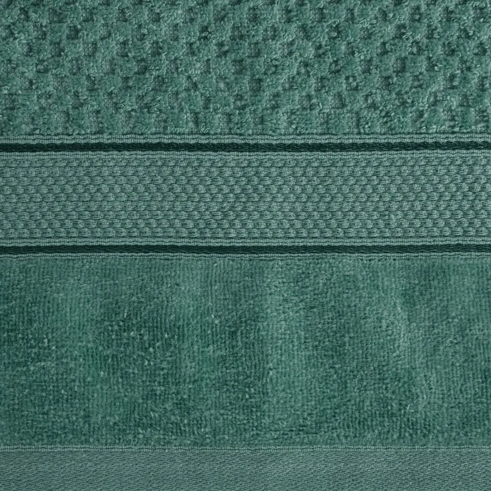 Ręcznik Jessi 30x50 zielony ciemny 500g/m2 z fakturą wytłaczanej krateczki i welurową bordiurą frotte Eurofirany