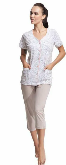Piżama damska 476 L różowa beżowa krótki rękaw spodnie 3/4 kwiatki rozpinana z kieszeniami