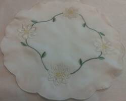 Serwetka haftowana 30 śr biała w kwiaty białe i zielone gałązki