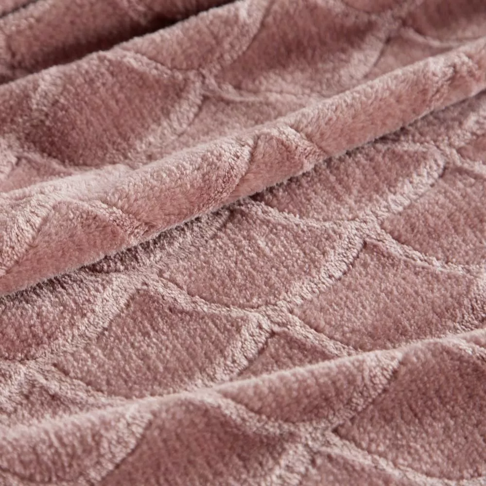 Koc narzuta z mikrofibry 170x210 różowy Mery zdobiony modnym wzorem rybich łusek Eurofirany