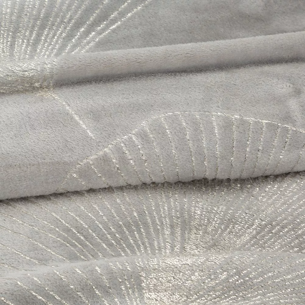 Koc narzuta z mikrofibry 150x200 Ginko 1 srebrny z błyszczącym nadrukiem liści miłorzębu Eurofirany