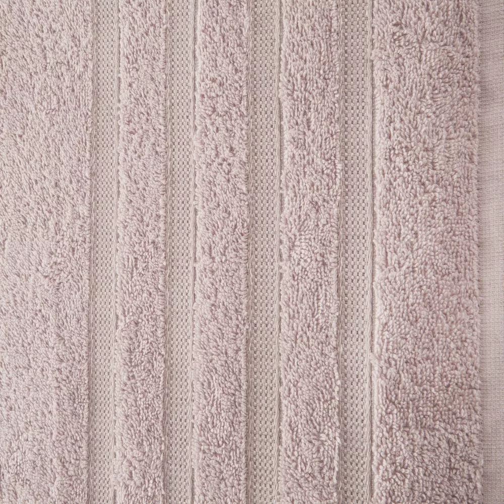 Ręcznik Jade 70x140 pudrowy frotte 500g/m2 bawełniany bordiura w delikatne pasy Eurofirany