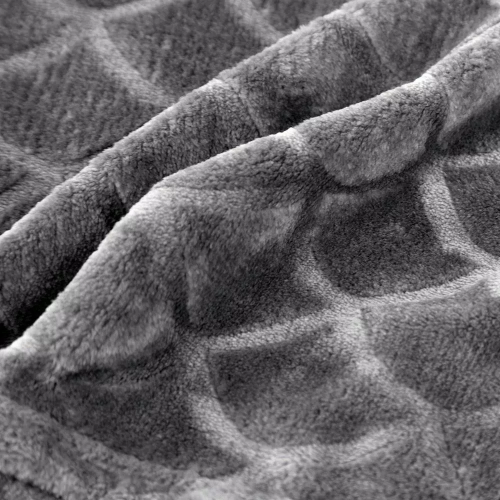 Koc narzuta z mikrofibry 200x220 grafitowy Mery zdobiony modnym wzorem rybich łusek Eurofirany