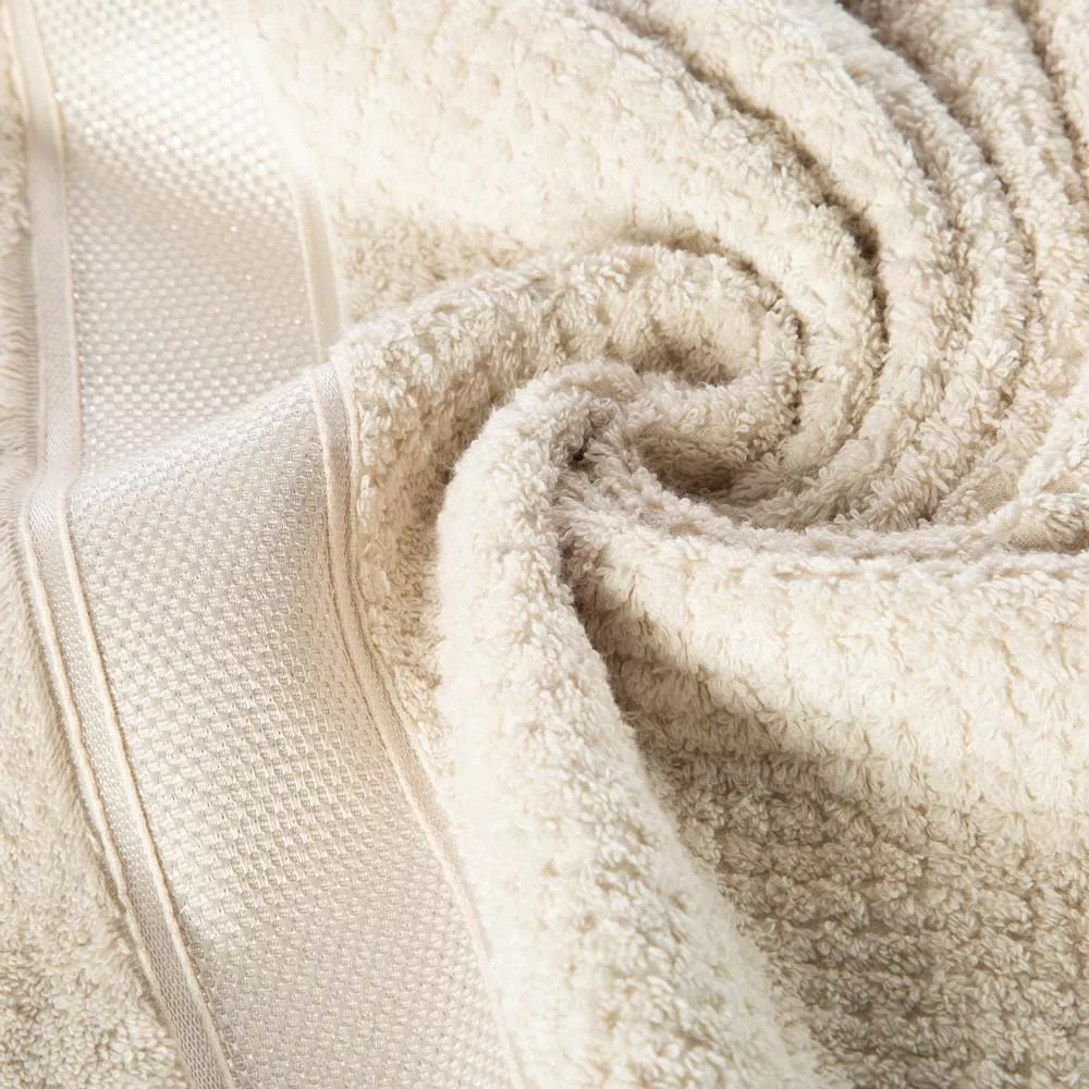 Ręcznik Milan 70x140 beżowy frotte 500m/g2 bawełniany z bordiurą przetykaną błyszczącą nicią Eurofirany