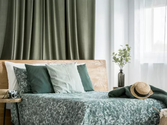 Zasłony do sypialni – inspiracje na tekstylia dbające o przytulne wnętrze