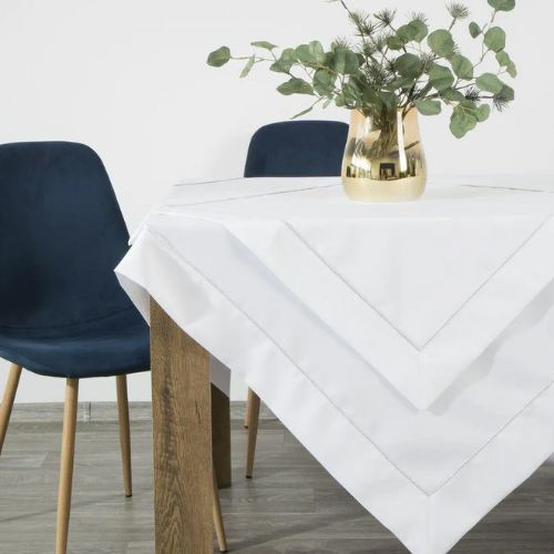 Biały obrus na wigilijny stół